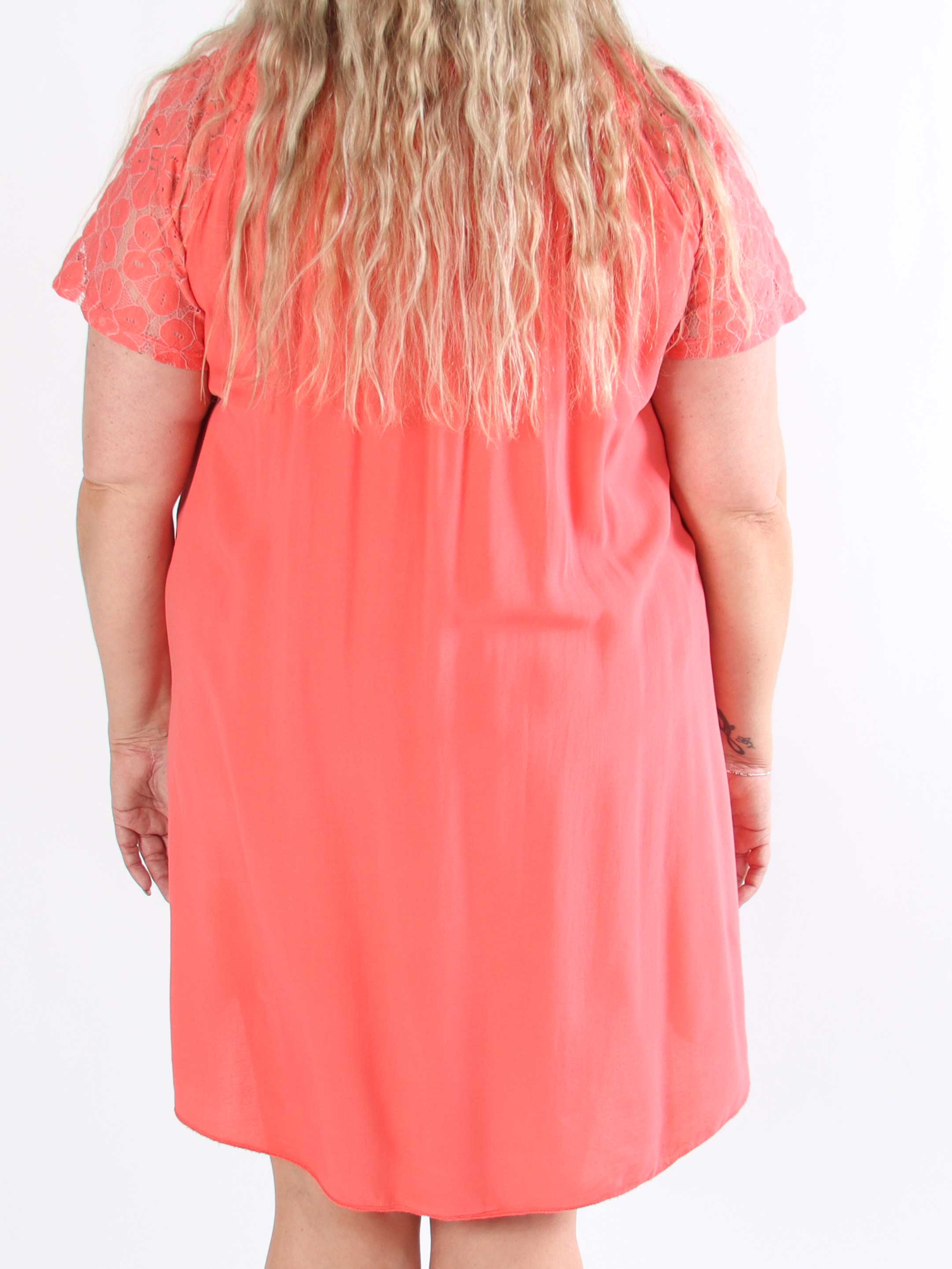 Fjola - Plus size tunikaklänning i bomull med spets fram